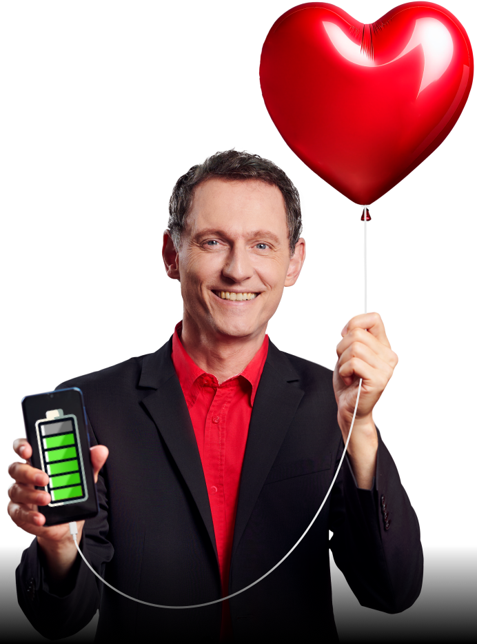 Pressebild: Konstantin Schmidt mit Handy und Herzluftballon